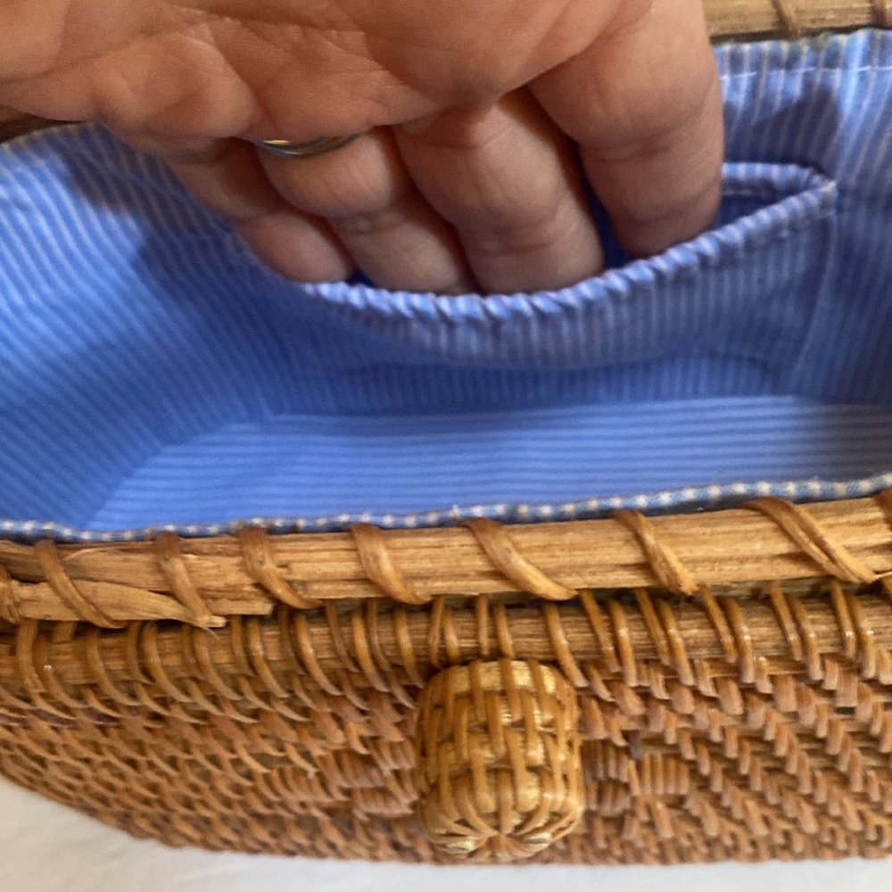 Wicker Crossbody Bag with toggle closure Blue interior - Picture 9 of 9